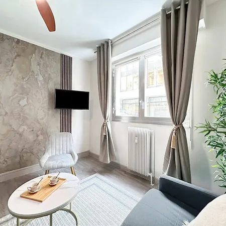 Elegant Escape Near The Arc De Triomphe *